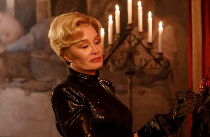 Jessica Lange Says FX Was ‘Too F—ing Cheap’ to Pay for Cars Home From ‘American Horror Story’ Set, So ‘We Had to Drive Ourselves’
