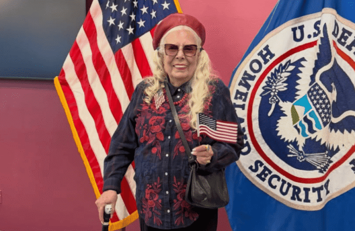 Joni Mitchell Sworn In as a U.S. Citizen, Capping ‘a Journey That Began 62 Years Ago’