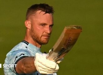 Laurie Evans: Essex sign Surrey batter on one-year deal
