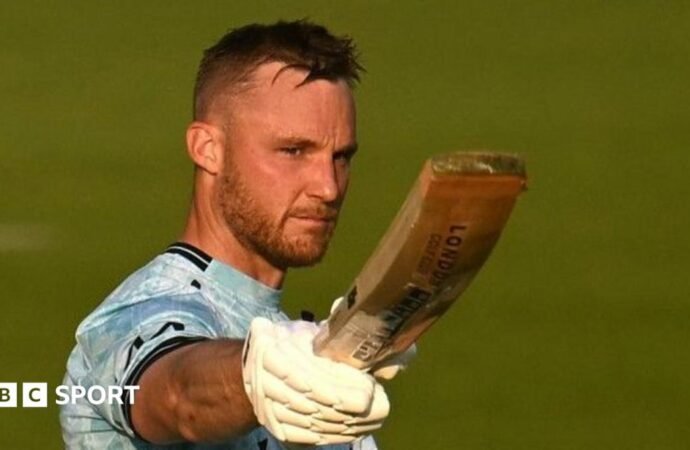 Laurie Evans: Essex sign Surrey batter on one-year deal