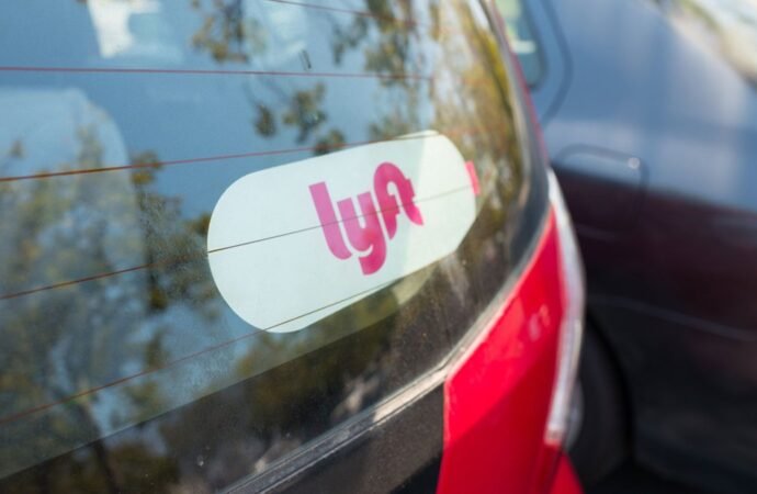 Lyft is paying $272.5M to settle lawsuit over how it classified drivers | TechCrunch