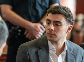 New York prosecutors seek to sustain their case against Luigi Mangione, despite his federal plea