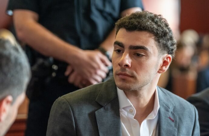 New York prosecutors seek to sustain their case against Luigi Mangione, despite his federal plea