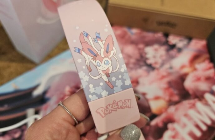 REVIEW: Razer Kraken V4 X Sylveon Edition – Dreamy soft hues and subtle Pokémon magic for your desk