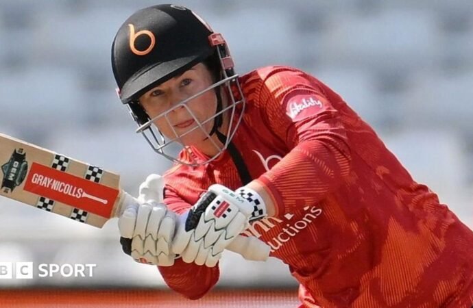 Tammy Beaumont: Ex-England batter signs new deal with The Blaze