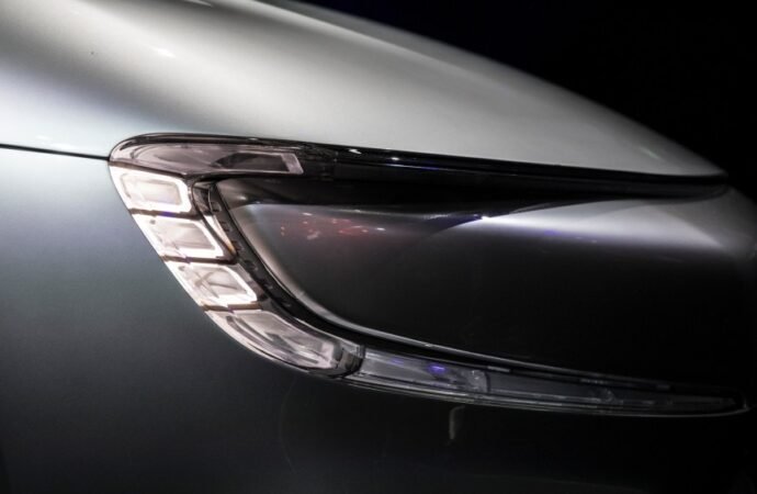 The Feds Might Do Something About Those Distractingly Bright Headlights – CNET