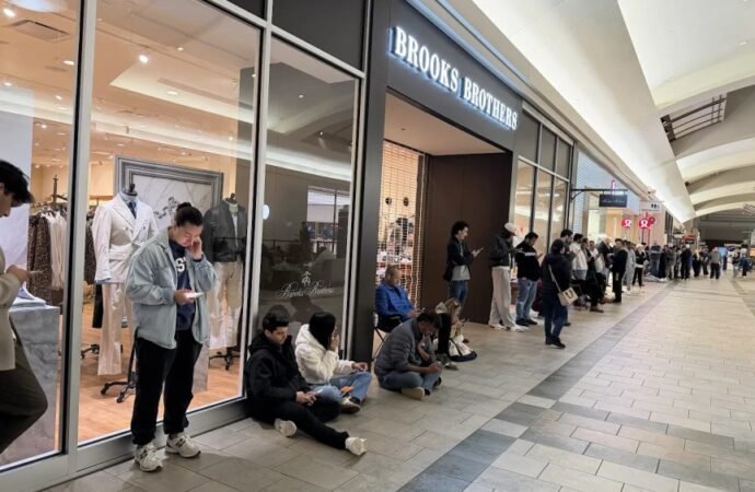 The iPhone Duo Hit Stores Friday. Next Came Long Lines, Sellouts and Resellers – CNET