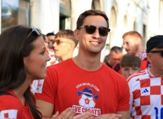 US newlyweds tour Croatia after fans photobomb their wedding shoot