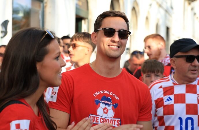 US newlyweds tour Croatia after fans photobomb their wedding shoot
