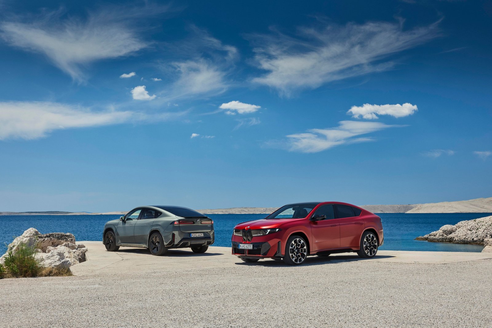 The BMW iX4 50 xDrive (left) and M60 xDrive (right).