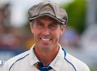 Wayne Madsen: Derbyshire red-ball captain signs new deal