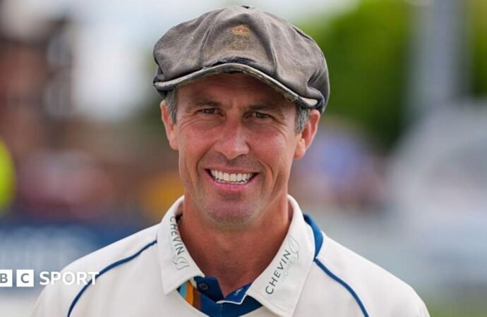 Wayne Madsen: Derbyshire red-ball captain signs new deal
