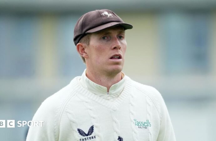 Zak Crawley signs new Kent contract after losing England deal