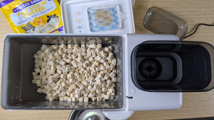 neakasa-riko-smart-pet-feeder-food-hopper-with-freeze-dried-food-and-full-water-tank.jpg
