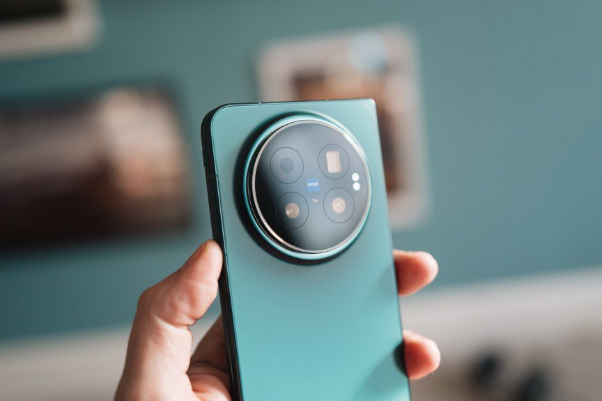 A close-up of the Vivo X Fold 6’s camera array.
