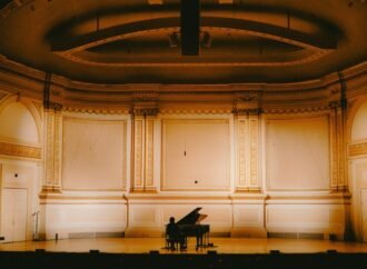‘Cameron Winter at Carnegie Hall’ Review: Paul Thomas Anderson Directs a Rapturous Solo Concert Movie Built Around the Songs — and Haunting Sound — of Cameron Winter