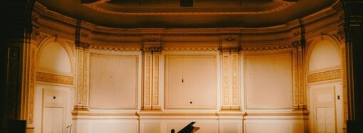 ‘Cameron Winter at Carnegie Hall’ Review: Paul Thomas Anderson Directs a Rapturous Solo Concert Movie Built Around the Songs — and Haunting Sound — of Cameron Winter