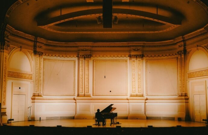 ‘Cameron Winter at Carnegie Hall’ Review: Paul Thomas Anderson Directs a Rapturous Solo Concert Movie Built Around the Songs — and Haunting Sound — of Cameron Winter