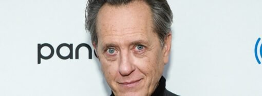 ‘Celebrity Traitors’ Star Richard E. Grant Accidentally Reveals He’s a Traitor to Cast in Premiere, Calls It the ‘Biggest Mistake I’ve Made in My Life’